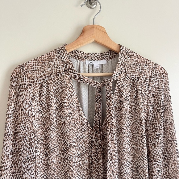 DR2 Size L Animal Print Tie neck blouse V-neck button front brown and tan 12/14 - Picture 3 of 11